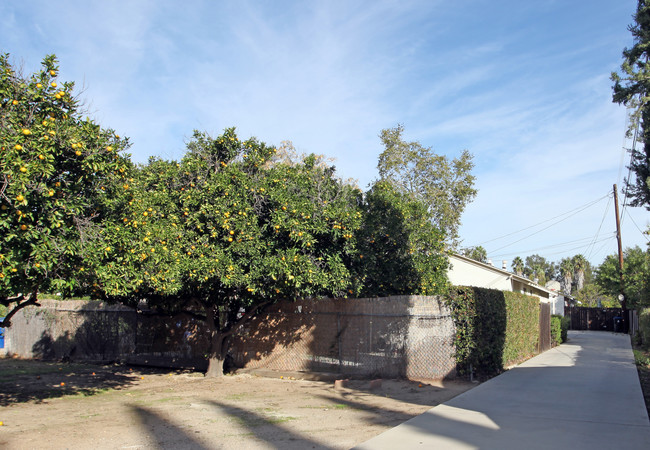 17543 San Jose St in Granada Hills, CA - Foto de edificio - Building Photo