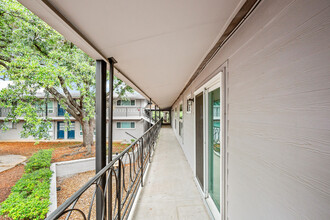 1210 Windsor Rd in Austin, TX - Foto de edificio - Building Photo