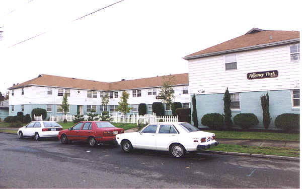 Regency Park in Portland, OR - Building Photo - Building Photo