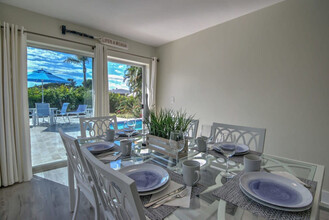 724 108th Ave N in Naples, FL - Foto de edificio - Building Photo