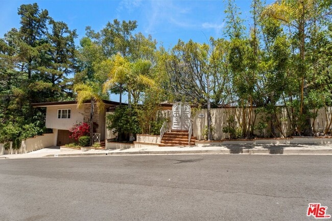 1743 Stone Canyon Rd in Los Angeles, CA - Foto de edificio - Building Photo