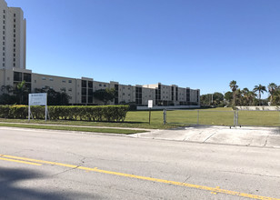 La Clara in West Palm Beach, FL - Foto de edificio - Building Photo