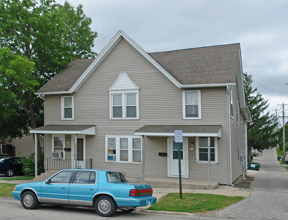 713-715 Cedar St in West Bend, WI - Foto de edificio