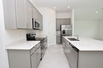856 Timberland Dr in Eagle Lake, FL - Building Photo - Building Photo