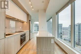 395 Square One Dr in Mississauga, ON - Building Photo - Building Photo