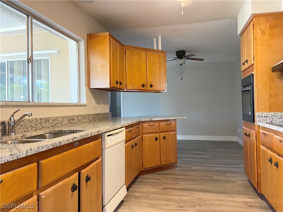 228 SE 43rd Terrace in Cape Coral, FL - Foto de edificio