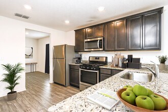 497 Kensington View Dr in Winter Haven, FL - Foto de edificio - Building Photo