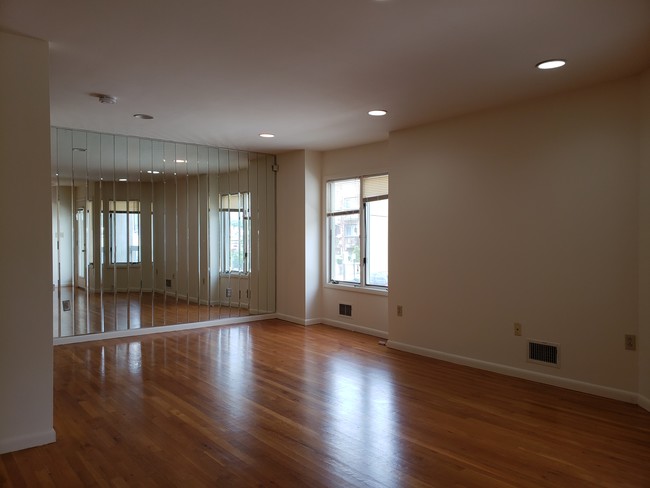 33 Oak St in Hackensack, NJ - Building Photo - Interior Photo