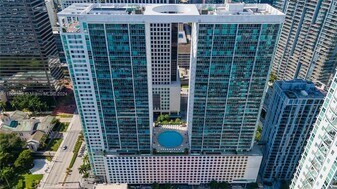500 Brickell Ave in Miami, FL - Building Photo