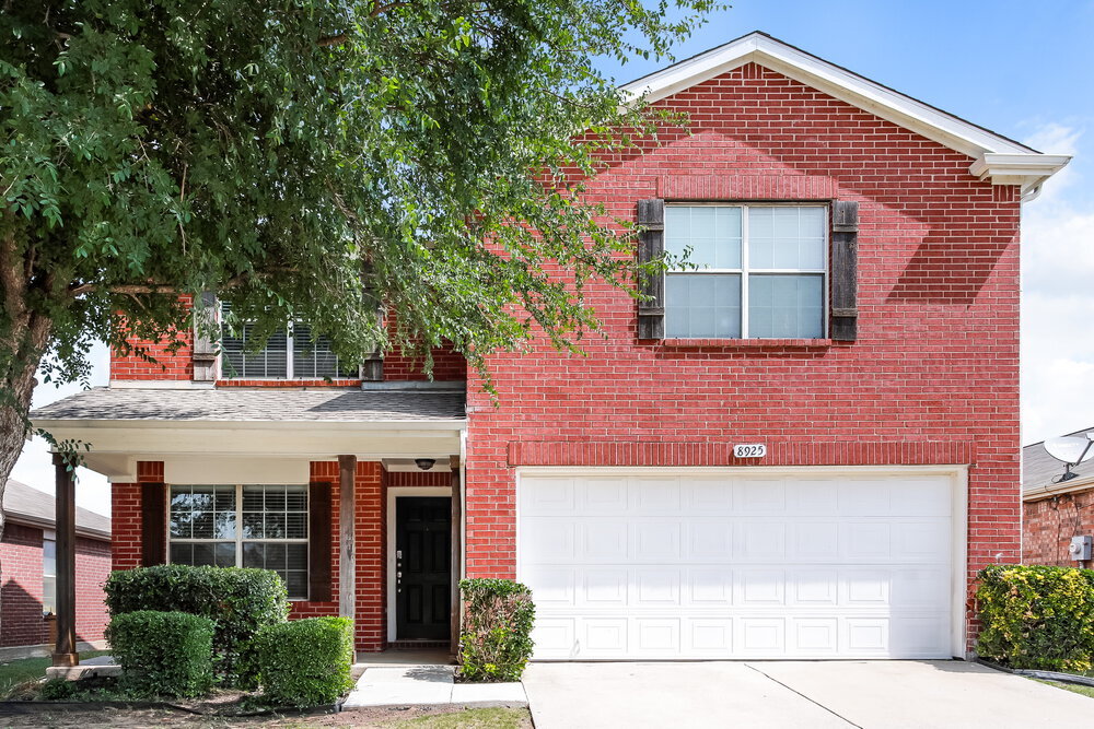 8925 Sagebrush Trail in Aubrey, TX - Building Photo