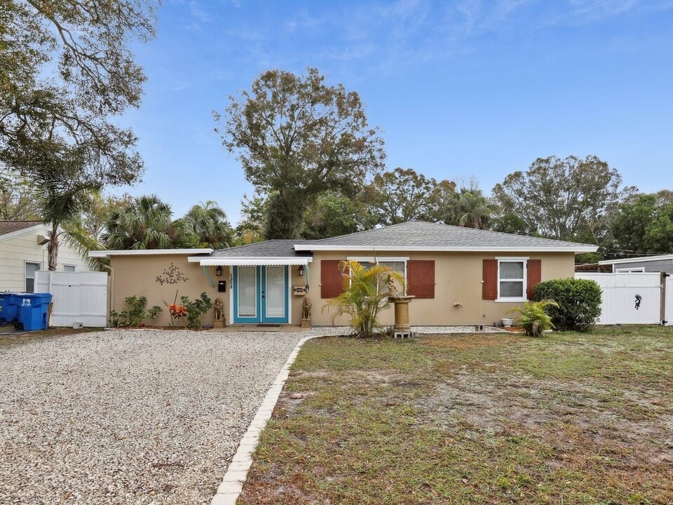 1353 Canterbury Rd N in St. Petersburg, FL - Foto de edificio