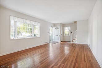 10 Yorktown Terrace in Livingston, NJ - Building Photo - Building Photo