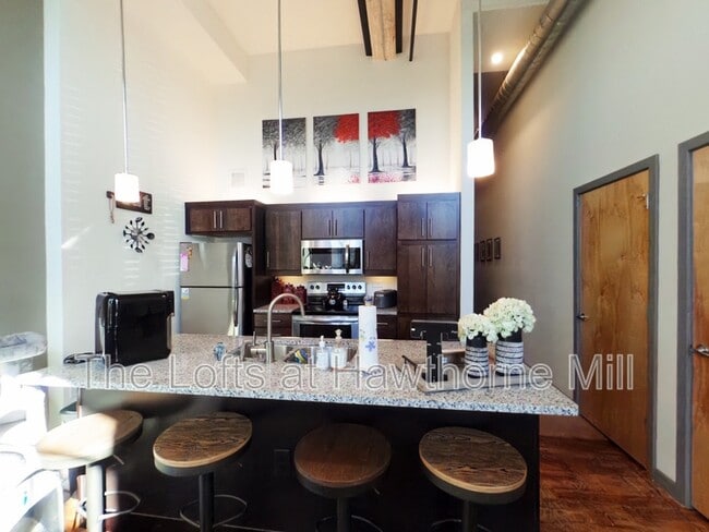 property at 1101 Hawthorne Ln