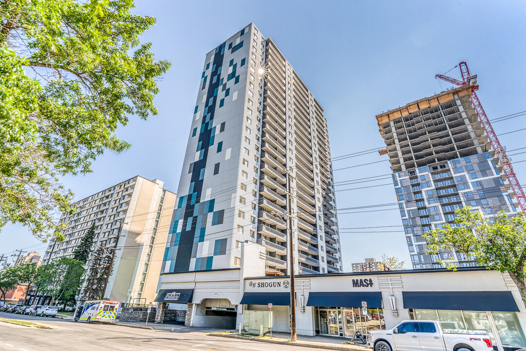 The Pinnacle in Edmonton, AB - Building Photo