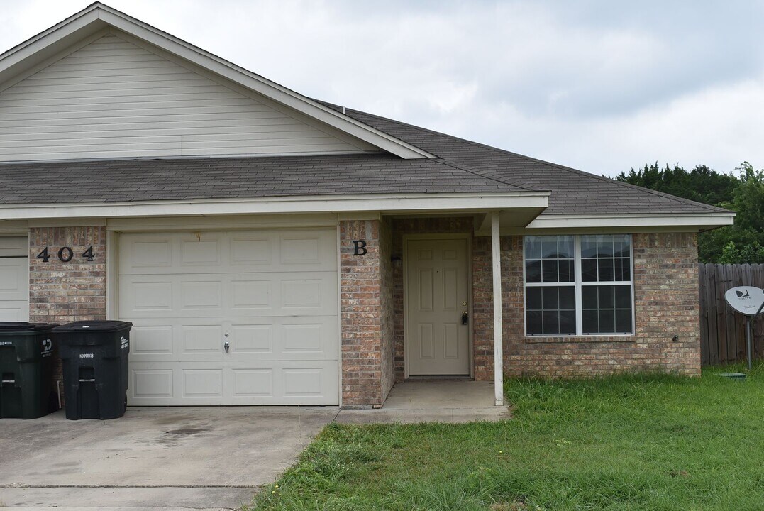 404 Dale Ave in Nolanville, TX - Building Photo