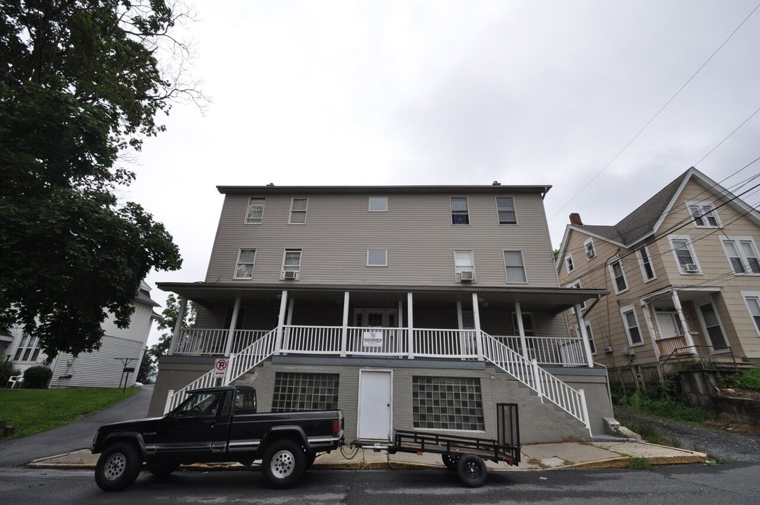 201-215 1st St in Slatington, PA - Building Photo