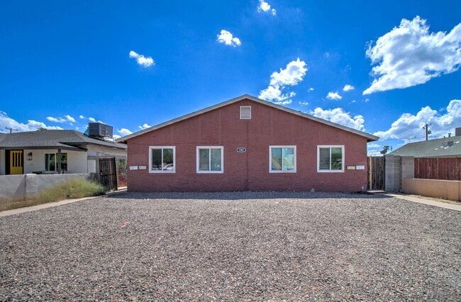 property at 1501 E Roosevelt St