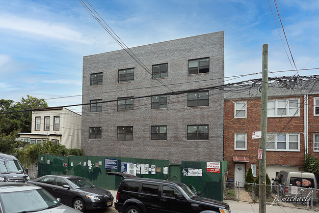 102-09-102-11 37th Ave in Flushing, NY - Foto de edificio - Building Photo