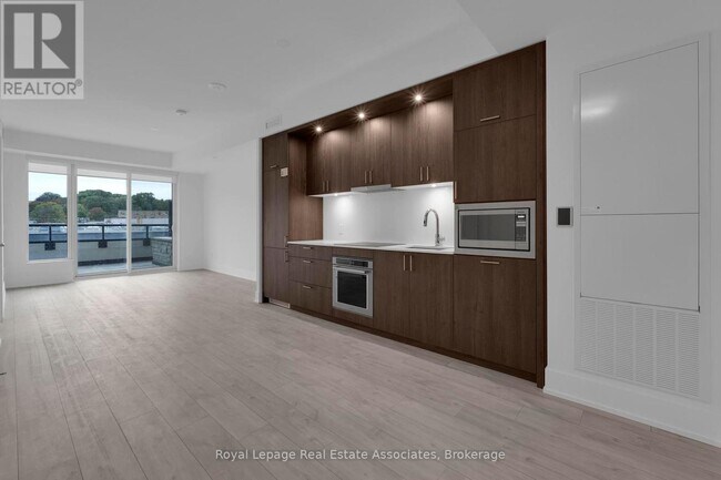259 The Kingsway in Toronto, ON - Building Photo - Building Photo