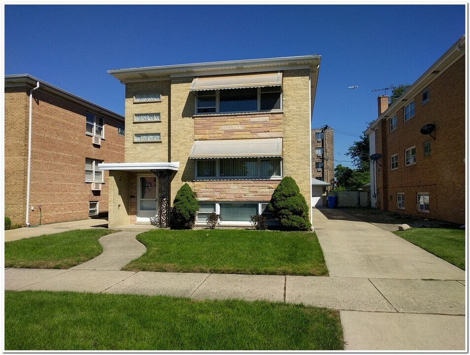 8406 W Berwyn Ave in Chicago, IL - Building Photo
