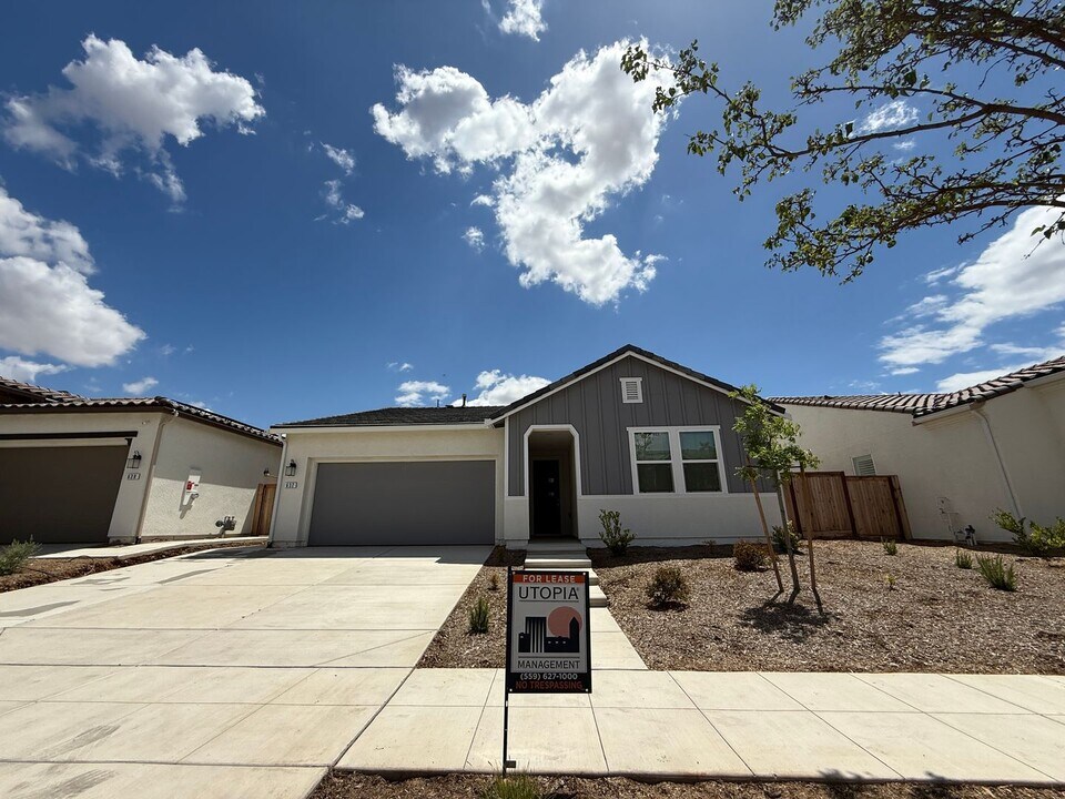 632 Rock Crest Ave in Madera, CA - Building Photo