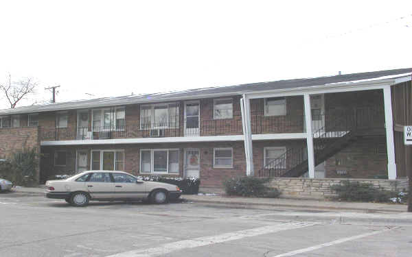 6701 Pershing Rd in Berwyn, IL - Building Photo