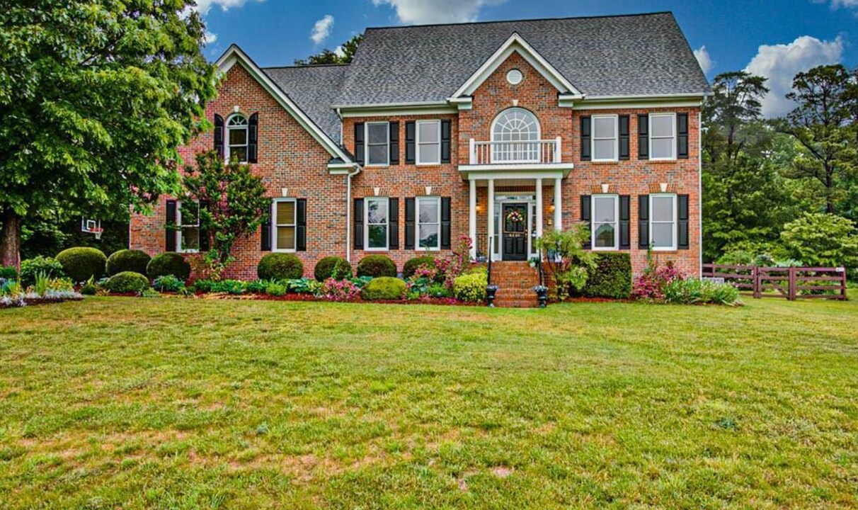 6110 Chalet Dr in Oak Ridge, NC - Foto de edificio