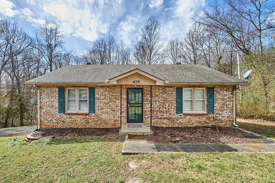 409 South Ct in Greenbrier, TN - Building Photo
