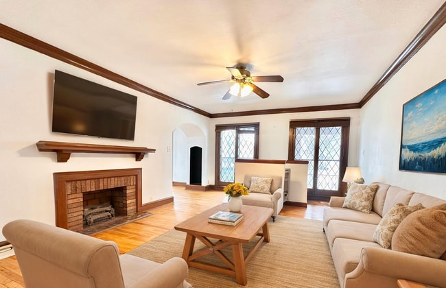 7705 W Rogers St, Unit 2 in West Allis, WI - Foto de edificio - Building Photo