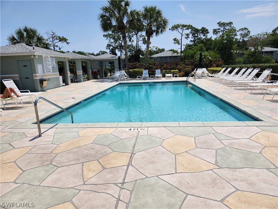 840 New Waterford Dr in Naples, FL - Building Photo