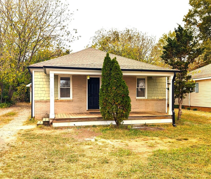 209 N Main St in Huntersville, NC - Building Photo