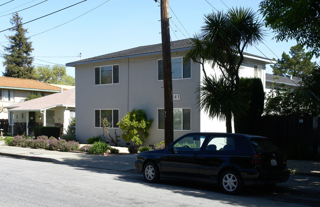 1241 Clinton St in Redwood City, CA - Foto de edificio - Building Photo