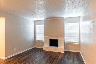 North Creek in Dallas, TX - Building Photo - Interior Photo