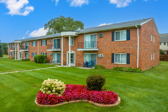 Franklin Square Apartments in Livonia, MI - Foto de edificio - Building Photo