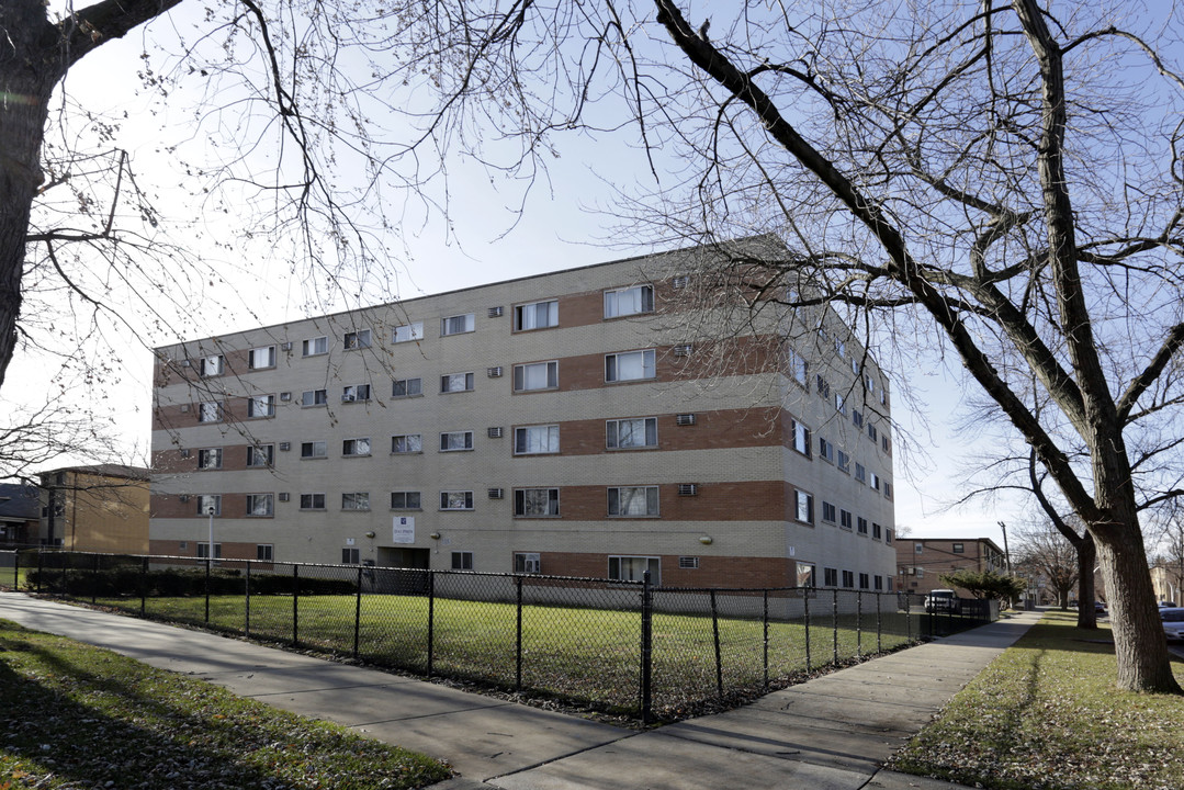 Dauphin Apartments in Chicago, IL - Building Photo