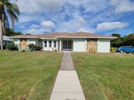 9400 New Martinsville Ave in Englewood, FL - Building Photo