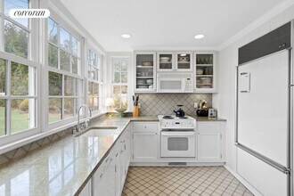 393 Hill St in Southampton, NY - Building Photo - Building Photo