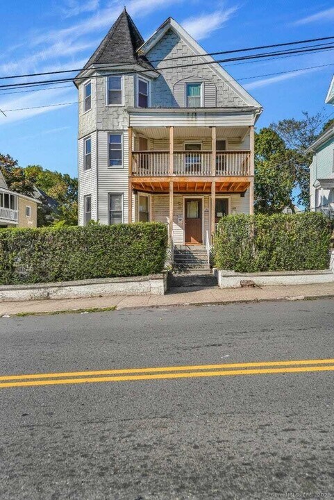 221 Willow St in Waterbury, CT - Building Photo