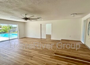 565 Clearview Dr in Port Charlotte, FL - Foto de edificio - Building Photo