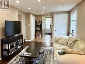 13 Benjamin Ln in Barrie, ON - Building Photo - Building Photo