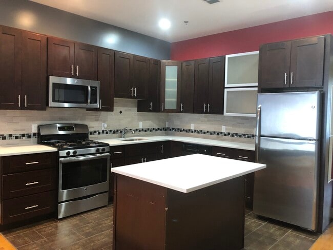 646 Montgomery St, Unit 1F