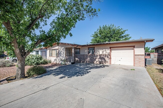 4 Bedroom 2 Bathroom in Alamogordo, NM - Building Photo - Building Photo