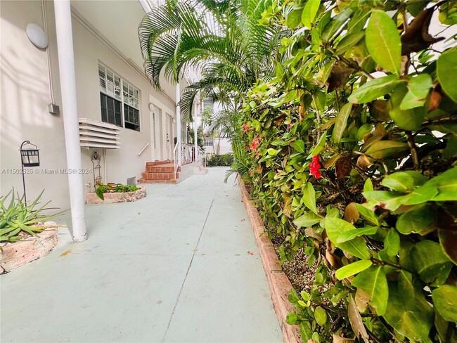 717 Española Wy-Unit -103 in Miami Beach, FL - Building Photo - Building Photo