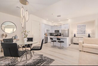 7300 E Earll Dr in Scottsdale, AZ - Foto de edificio - Building Photo