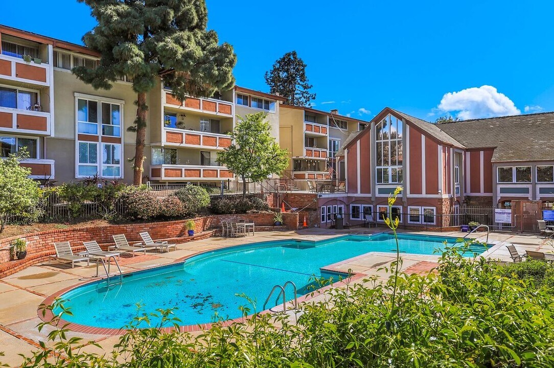 6305 Green Valley Cir in Culver City, CA - Building Photo