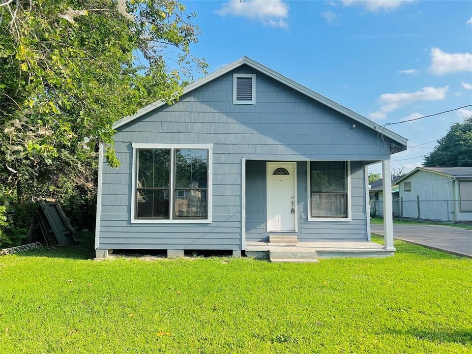 936 Bennington St in Houston, TX - Building Photo