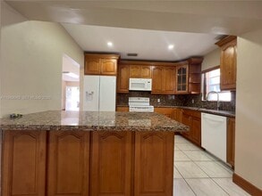 2761 SW 33rd Ct in Miami, FL - Building Photo - Building Photo