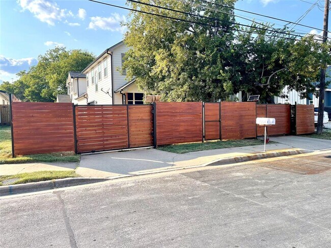 7204 Carver Ave in Austin, TX - Building Photo - Building Photo