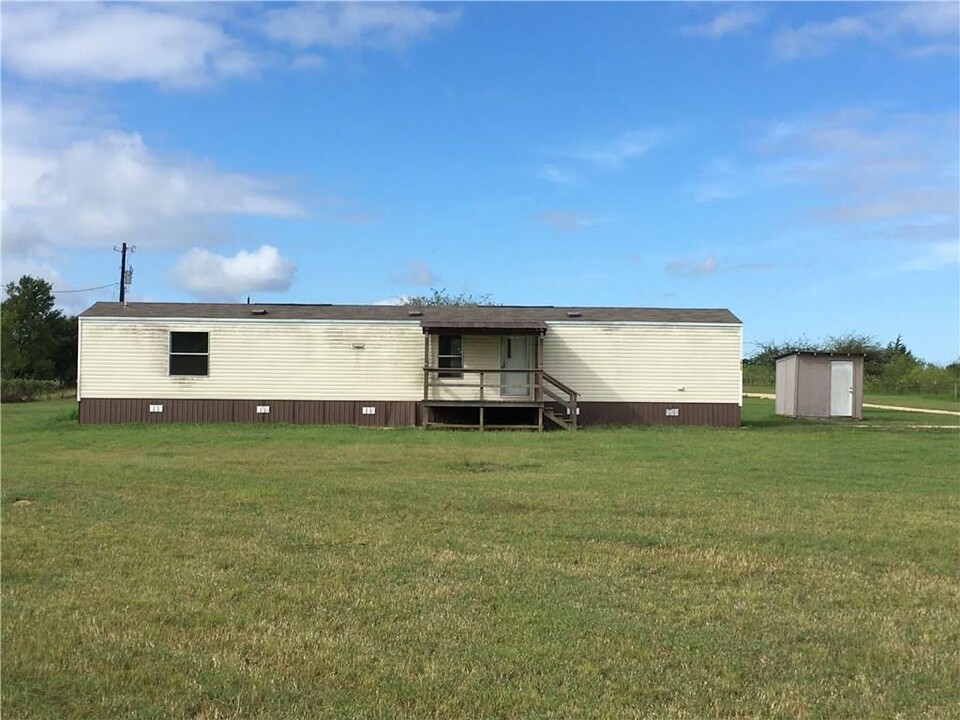 1911 Watterson Rd in Red Rock, TX - Building Photo