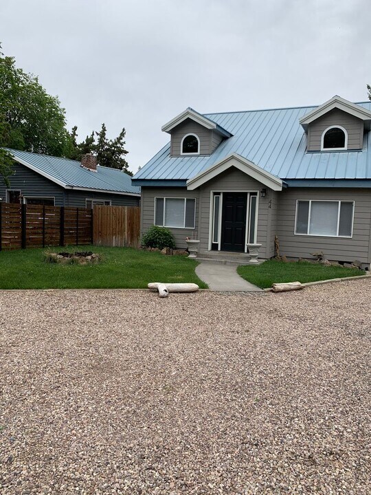 44 SW Roosevelt Ave in Bend, OR - Building Photo